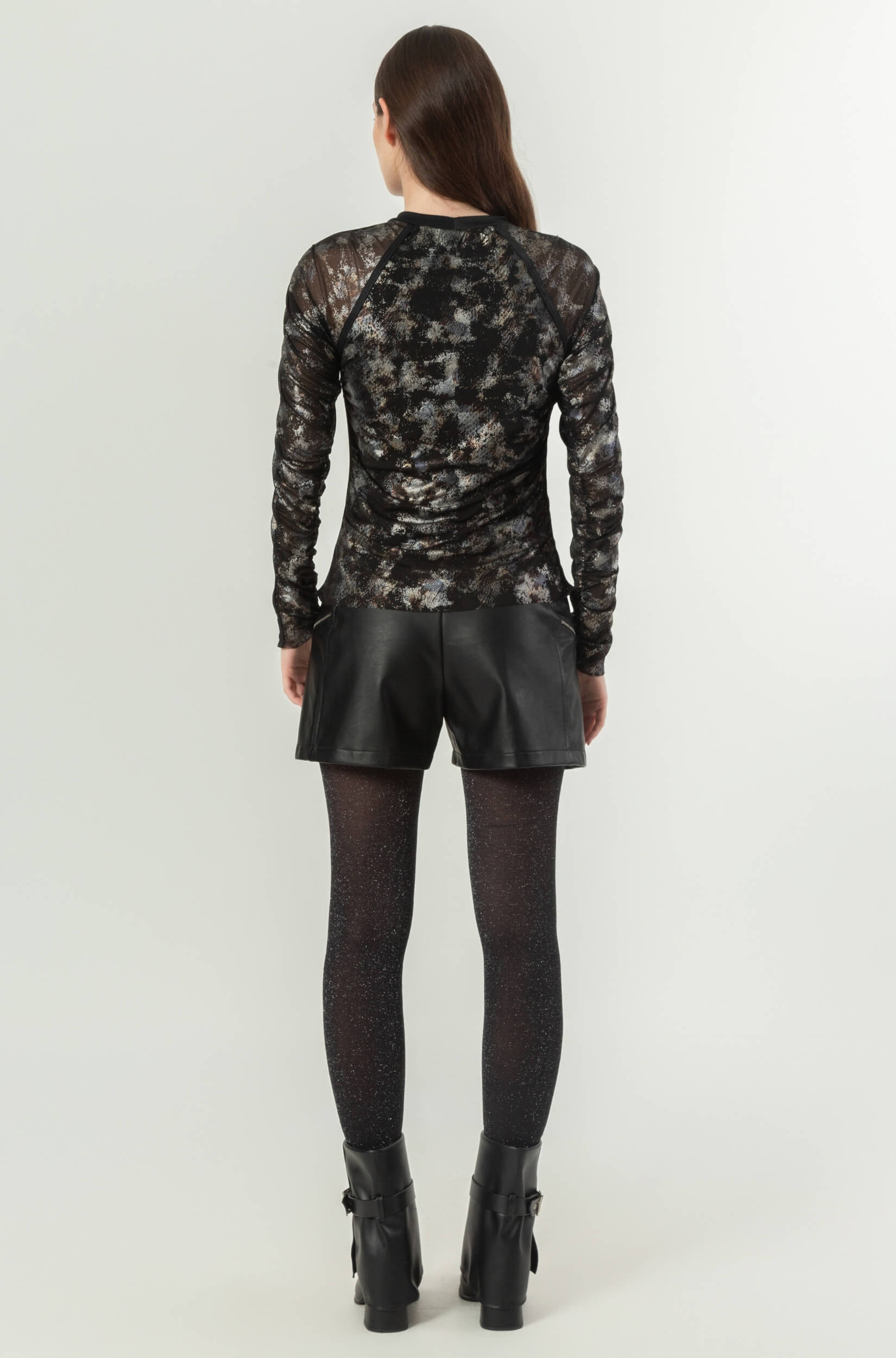 Shorts Feminino em Couro Sintetico Preto e Cintura Alta