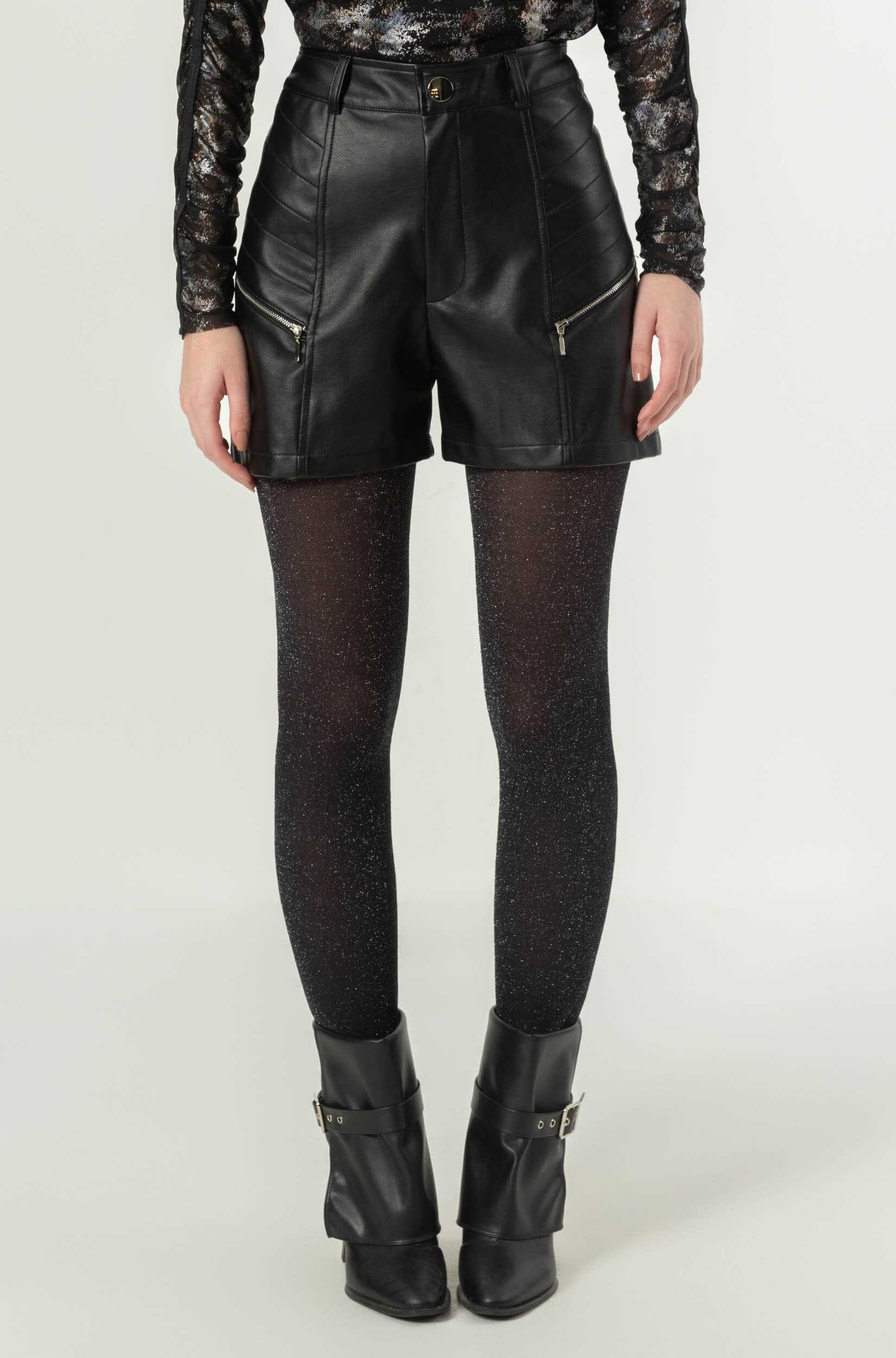 Shorts Feminino em Couro Sintetico Preto e Cintura Alta